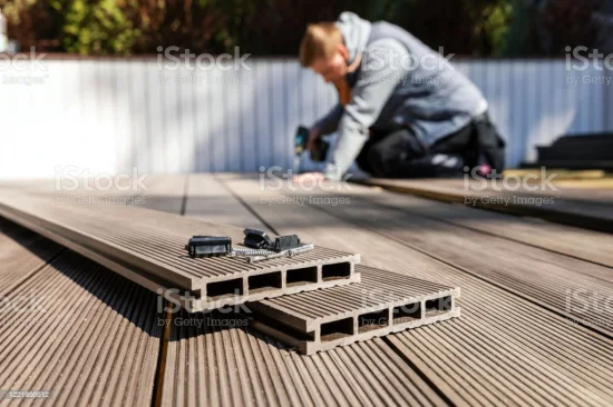 Tavola per terrazza esterna quadrata cava realizzata in composito di plastica di legno WPC per la decorazione